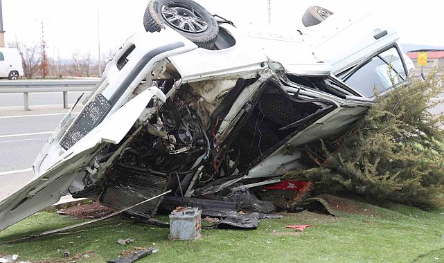 Refüje çıkıp elektrik direğine çarpan araç takla attı: 5 yaralı