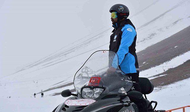 Sağlık ekipleri kayak keyfi yarıda kalmasın diye görev yapıyor