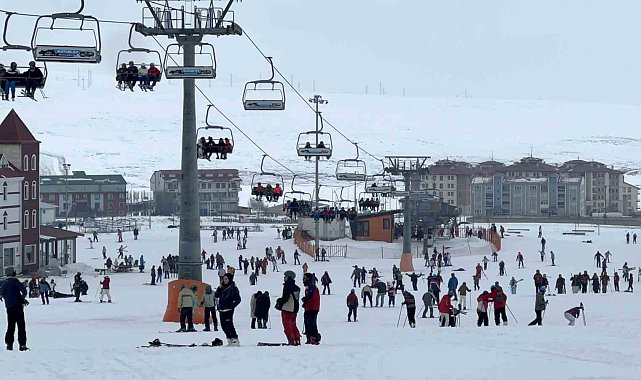 Sarıkamış'ta sarıçam ağaçları arasında kayak keyfi