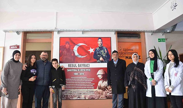 Şehit ailesi oğullarının isminin verildiği okulu ziyaret etti
