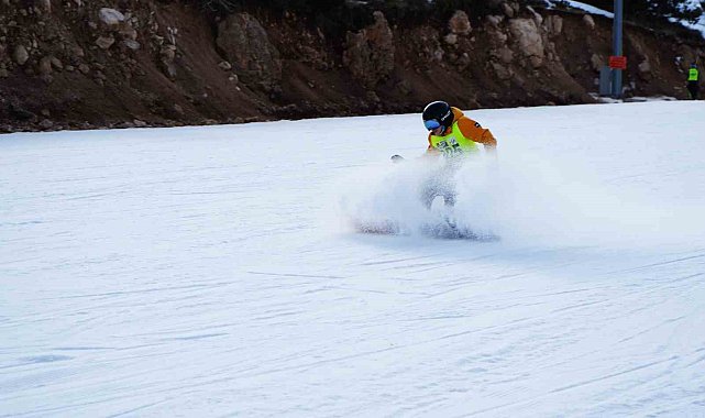 Snowboard Türkiye Şampiyonası Ergan Dağı'nda başladı