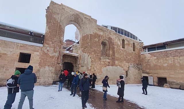 Tarihi saray beyaz örtü altında