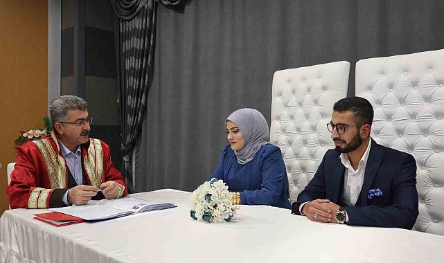 Tarihten habersiz nikah kıydılar, günü öğrencince şoke oldular