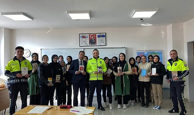 Trafik polisleri, öğrencilere mesleklerini tanıtıp kitap hediye etti