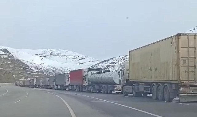 Türkiye-İran sınırında 10 kilometrelik tır kuyruğu