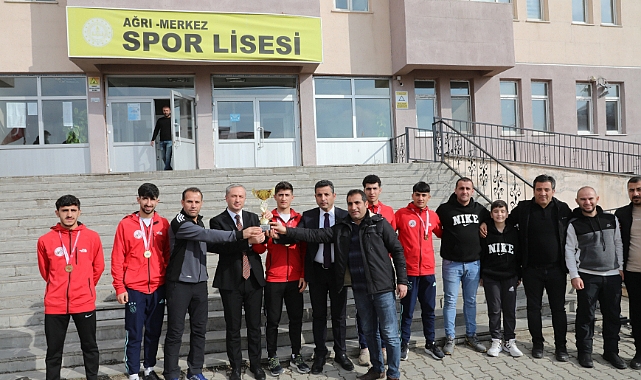 Türkiye şampiyonu atlet öğrenciler, meşalelerle karşılandı