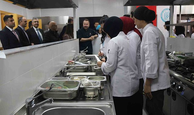 Ünlü gastronomi şefi üniversite öğrencileriyle yemek yaptı