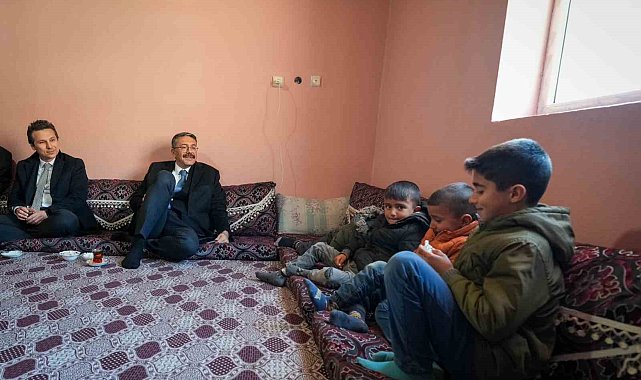 Vali Çelik, köylerdeki vatandaşların evine konuk oldu