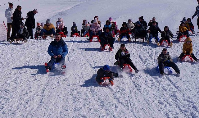 Vali Çiftçi çocuklarla kızak kaydı, gençlerle kayak yaptı