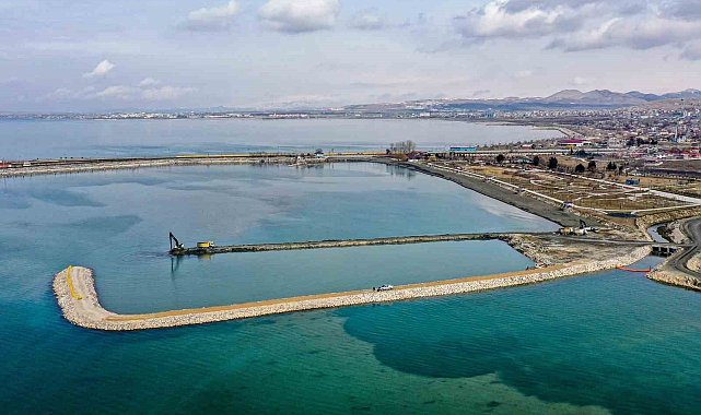 Van Gölü'nden 1 milyon 600 bin metreküp dip çamuru çıkarıldı
