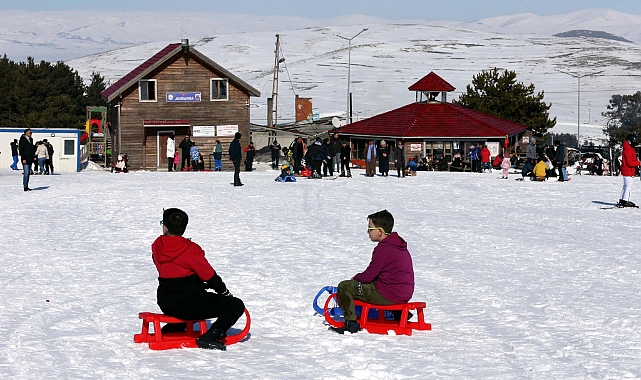 Yalnızçam Kayak Merkezi'nde hafta sonu yoğunluğu yaşandı