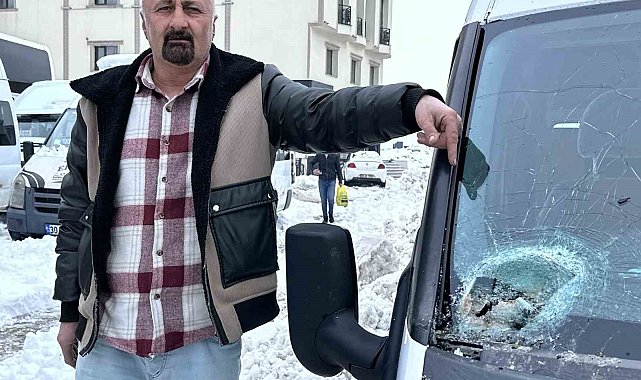 Yola kaya düştü: 10 yolcu ölümden kıl payı kurtuldu