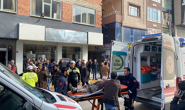 Yolun karşısına geçmeye çalışan kadına motosiklet çarptı