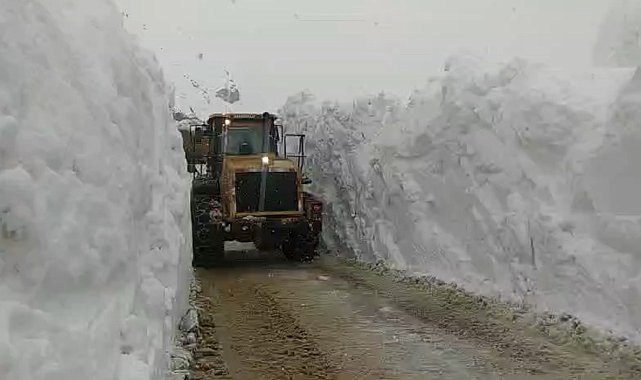 Yüksekova&#039;da 5 metrelik kar tünelinde çalışma