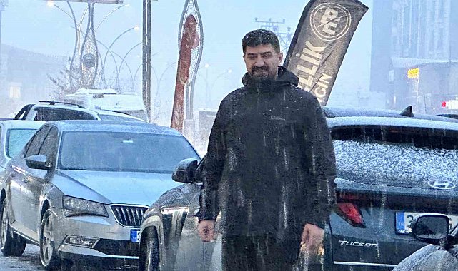 Yüksekova'da önce yağmur ardından kar yağışı başladı