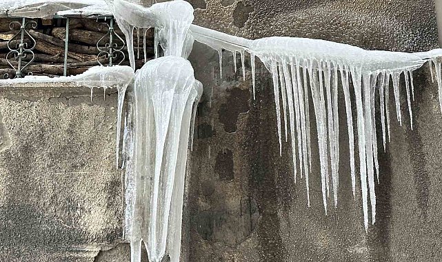 Yüksekova'da Sibirya soğukları; çatılarda buz sarkıtları 4 metreyi geçti