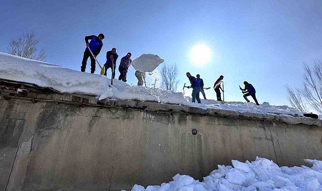 Yüksekova'da yürekleri ısıtan görüntüler