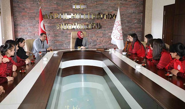 Ağrı Valisi'nin eşi Neslihan Gül Koç, kadın futbolcularla buluştu
