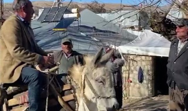 Arabanın çıkamadığı köye eşek sırtında giderek oy istedi