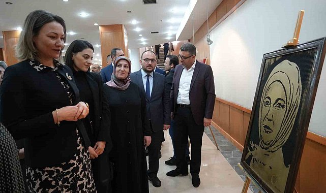 Atıl kartonlardan sanat yapıyor
