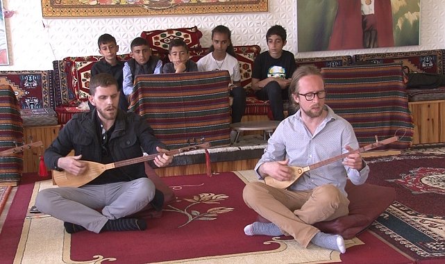 Bağlama aşığı iki Amerikalı