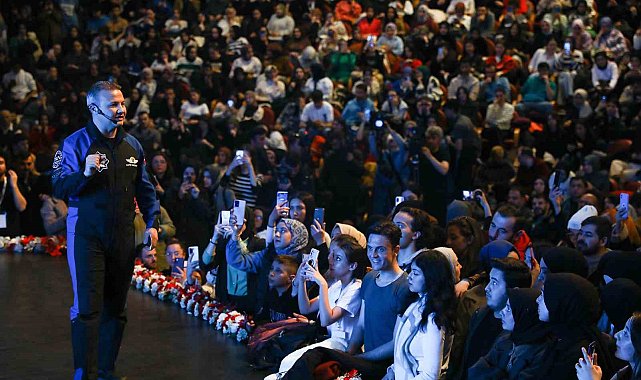 Bakan Kacır ile Türkiye'nin ilk astronotu Gezeravcı, Atatürk Üniversitesinde gençlerle buluştu