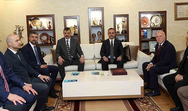 Bakan Kacır'dan Başkan Sekmen'e tebrik