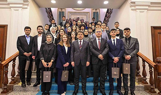 Bakan Tunç Erzurum'dan gelen genç hukukçularla görüştü