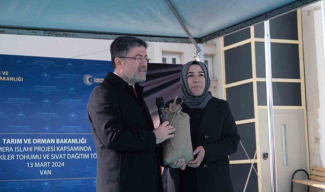Bakan Yumaklı, Vanlı çiftçilere tohum dağıttı