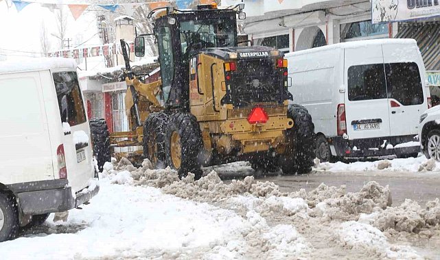 Başkale'de kış geri döndü: 21 yerleşim yerinin yolu ulaşıma kapandı