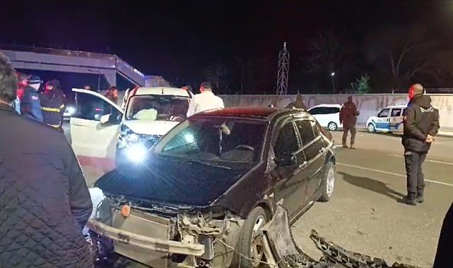 Bingöl'de 2 otomobil çarpıştı: 4 yaralı
