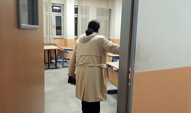 Bir annenin yürek yakan anları: Hüngür hüngür ağlayarak kayıp oğlunun okuluna gitti