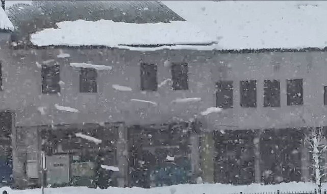 Bitlis'te çatıda biriken kar çığ gibi düştü