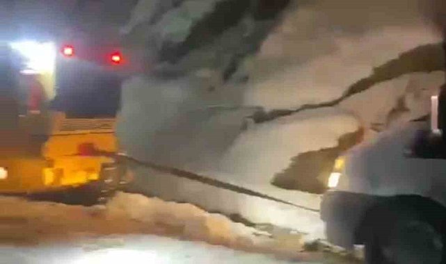 Bitlis'te İl Özel İdaresi ekiplerinin karla mücadelesi devam ediyor