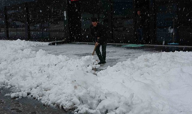 Bitlis'te okullar tatil edildi, 63 köy yolu ulaşıma kapandı