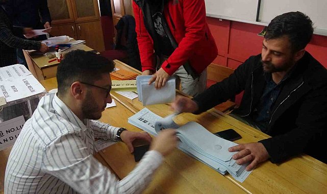 Bitlis'te oy kullanma işlemi başladı