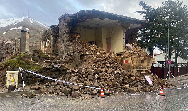 Bitlis'te sağanak yağışla bir taş ev yıkıldı
