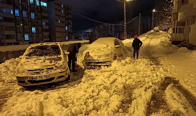 Bitlis'te tek katlı evler ve araçlar kar altında kaldı