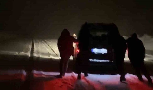 Bitlis'te yoğun kar yağışı nedeniyle araçlar mahsur kaldı