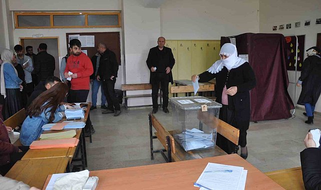 Bulanık'ta 16 bin 578 seçmen sandık başına gitti