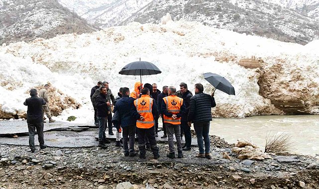 Çatak'ta çığ temizleme çalışmaları devam ediyor