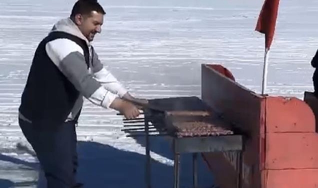 Çıldır Gölü'nde kızak arkasında kebap yaptı