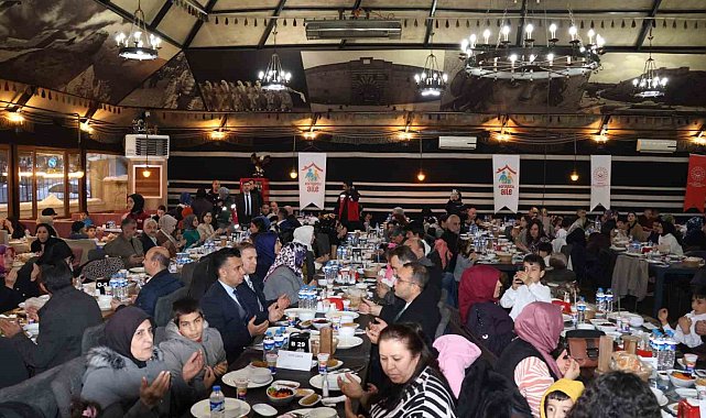 Çocuklar sevgi sofrasında iftar açtı