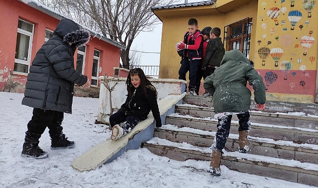 Çocukların düşe kalka kayak keyfi