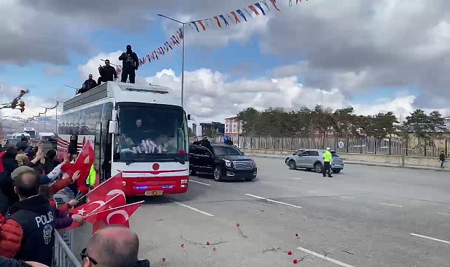 Cumhurbaşkanı Erdoğan geçerken yola karanfiller attılar