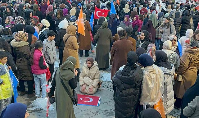 Cumhurbaşkanı Erdoğan'ın mitinginde Türk bayrağını önüne bırakıp namaz kıldı