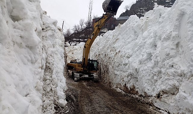 Dağlıca yoluna düşen çığ temizlendi