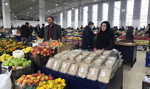 El emeği ürünlerini pazarda satan kadın esnaf aile ekonomisine katkı sağlıyor