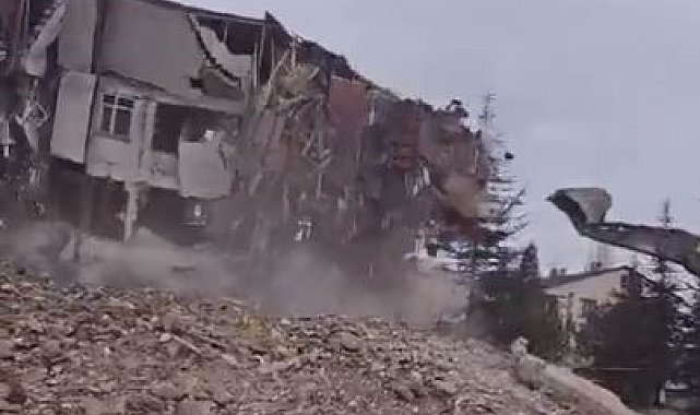 Elazığ'da 4 katlı bina korna sesi ile yıkıldı