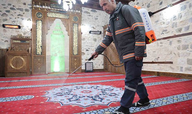 Elazığ'da camiler gül suyu ile yıkanıyor